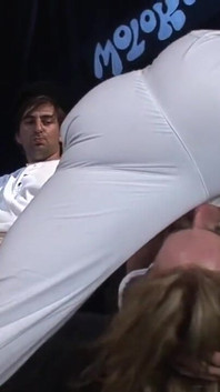 Heißes küken mit kleinen titten wird von ihrem geilen typen anal geschraubt