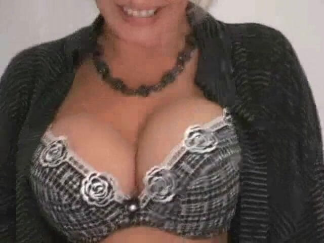 Vicky Vette: Köpük banyosu kamera gösterisi
