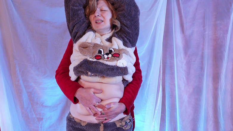 Arya Grander: On Poke My Navel Til Bellygasm! Fetysz na brzuch