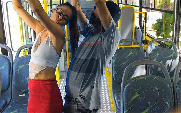 FannySquirting: 学生在城市公交车上被摸