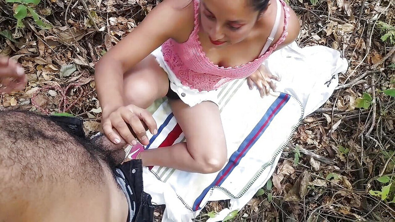 Marys: Neukt voor het eerst in een veld