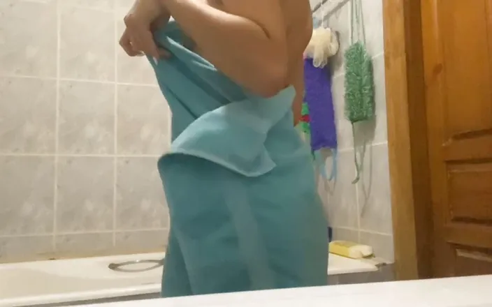 Alexa Holly: Hot Slut Caresses Her Big Clit in the Bathroom Naked...