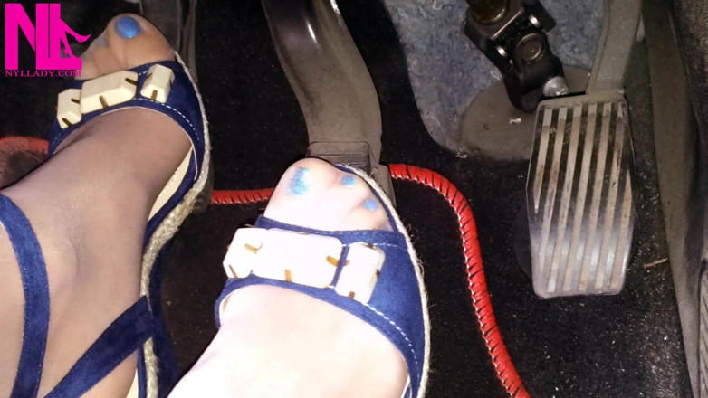 Nyllady: Mengemudi dan revvig dengan wedges biru di kaki rumahku