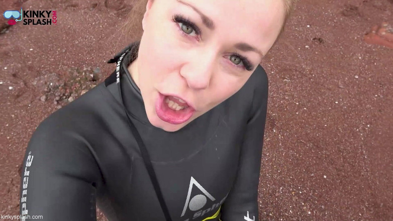 UKCuteGirl Lucy Lauren: Wetsuit Giantess发现一个小玩具挑逗