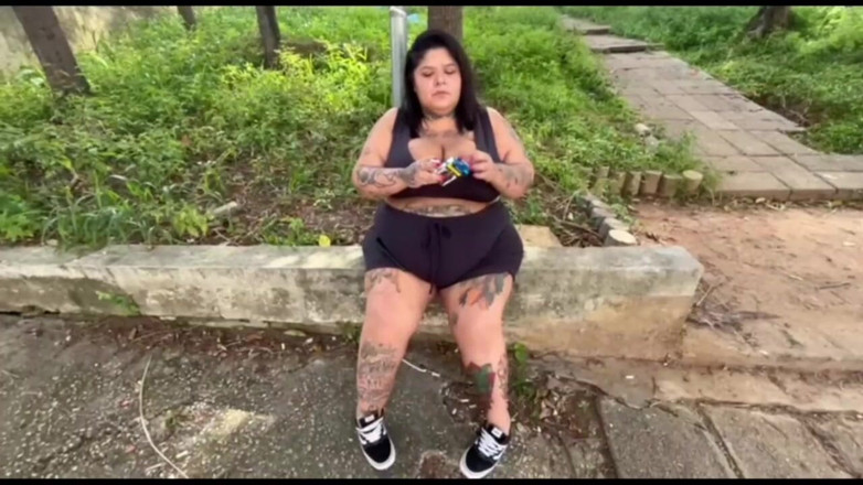 Mary Jhuana: Dewi BBW menghisap rokoknya di khalayak ramai