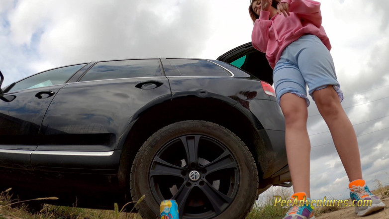 Pee Adventures: Menina hipster faz xixi com as pernas abertas ao ar...