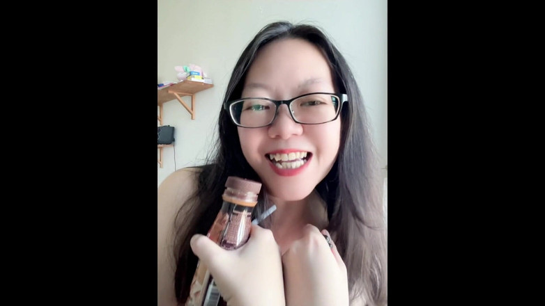 Smoking Asian: Vera miLF asiatica che fuma: topless fumo, tosse e seduzione...