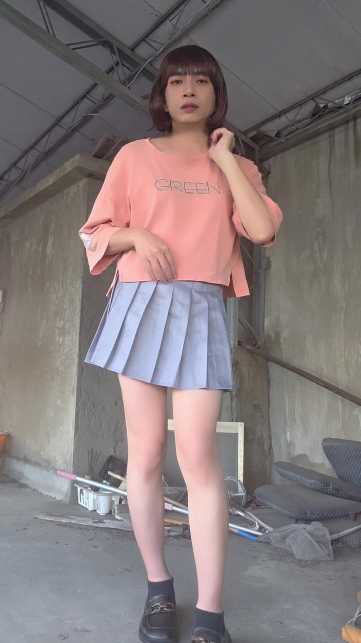 Taiwancdgirl: Cewek sange ini lagi asik muasin lubang pantatnya pakai rok...