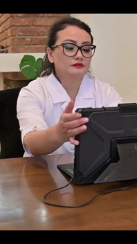 It 기술자를 기다리고 있는 젊은 비서