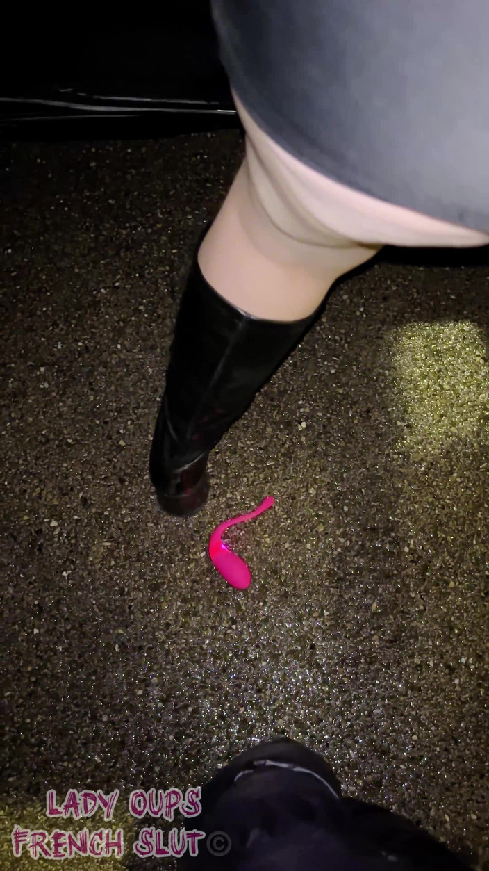 Lady Oups: 熟女在户外展示性玩具，没有穿内裤震动