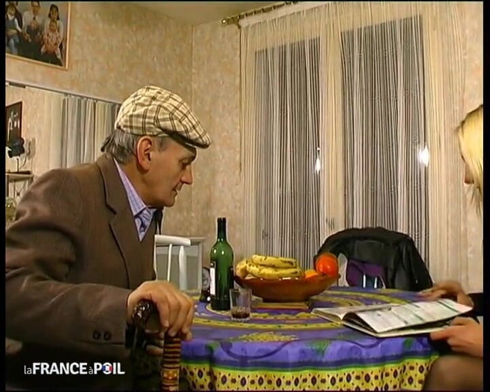 Papy Viewer: A home saleswoman who will do anything to sell.