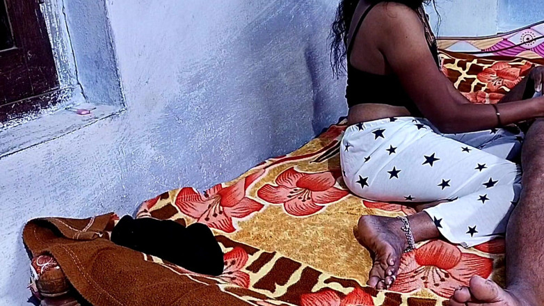 Desihotcouple: Una Moglie Indiana Indiana Lecca La Figa in Un Video...