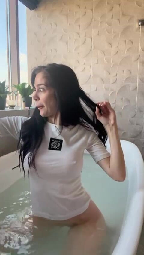 silicone_brunette: 욕조에서 당신을 괴롭히는 미스 젖은 티셔츠