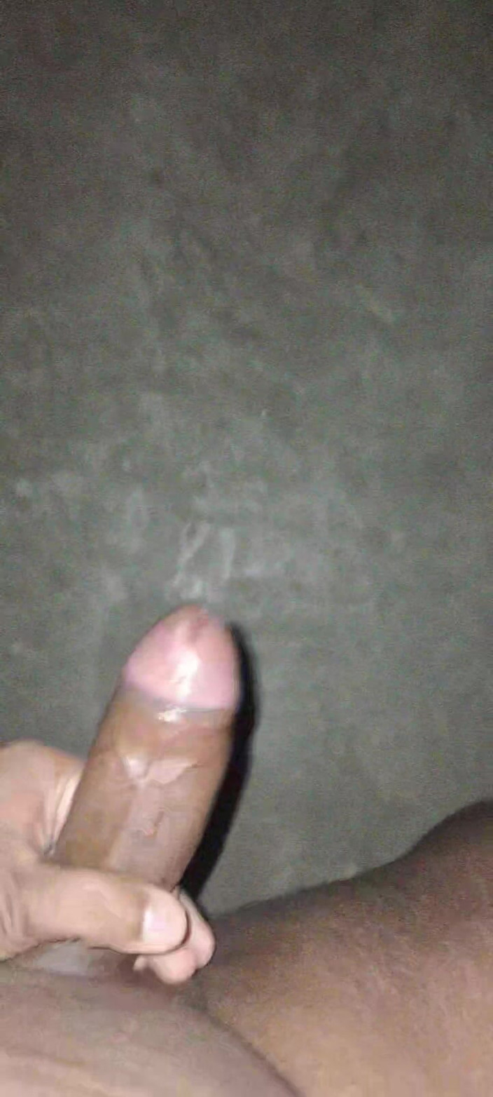 Rajveer Bhumihar: ベッドに横たわり、手コキをしているインドの若者