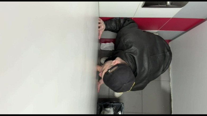 KinkySirius: Scally chav ragazzo in giacca di pelle prova il gloryhole...