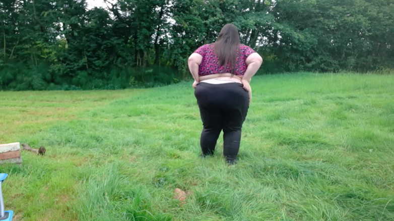 SSBBWLadyBrads: SSBBW outdoor belly play and walking