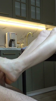 Hot maid footjob och massor av sperma på fötterna
