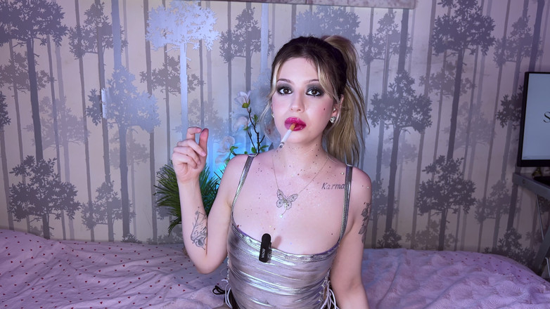 Stellafatale: Fumat două 100 de țigări - în latex complet