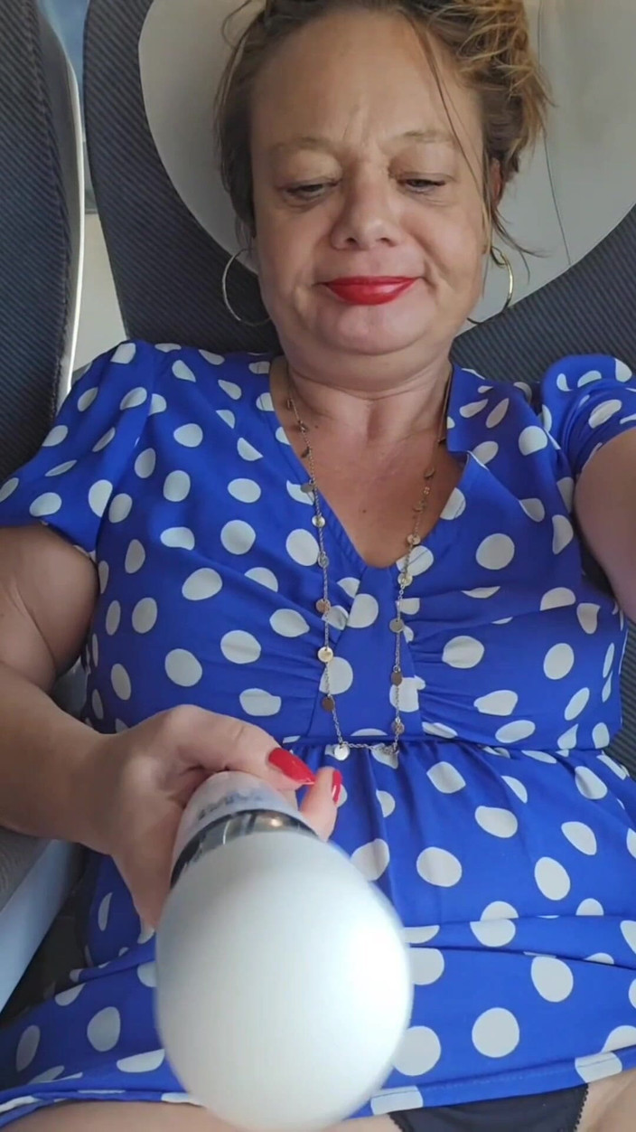 Sofy13: संकलन परिपक्व मम्मी को इस चूत में ऊँगली करना और बाहर हर जगह डिल्डो करना पसंद है