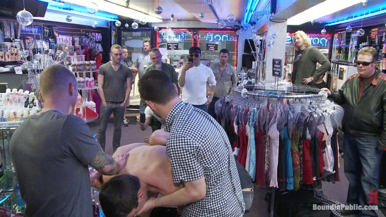 Bound in public: Bărbați excitați ia jos un Hustler pulă la un arcade...
