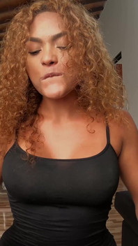 Moja przyjaciółka robi mi ogromnego loda, pokazując, ile może przełknąć