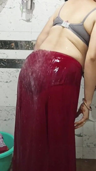 Priya bhabi tắm đít bự