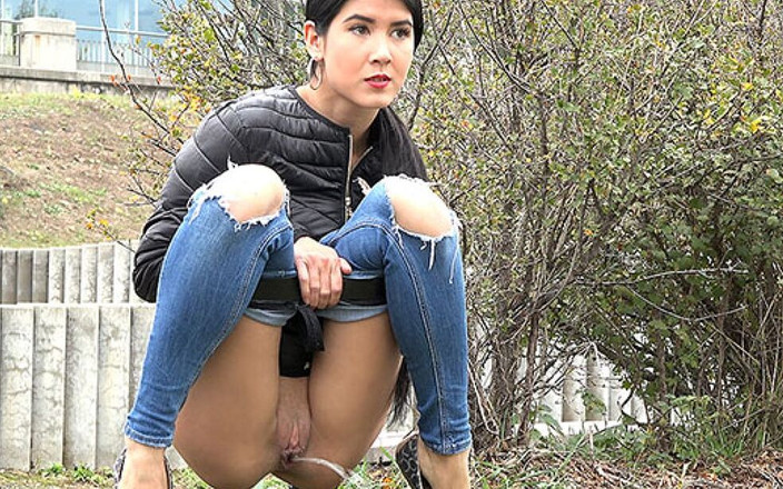 Puffy Network: Za křovím od Got2Pee, kde dívky přicházejí chcat