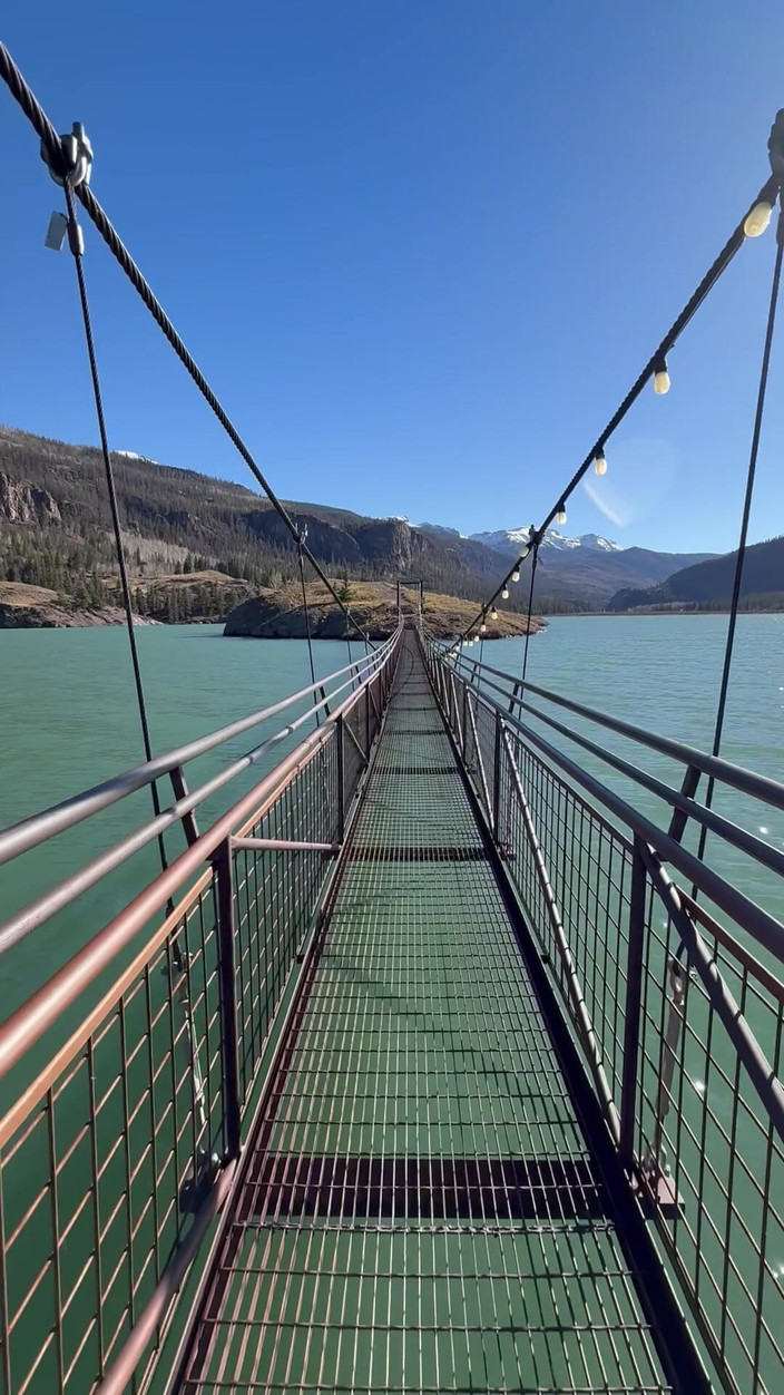 Dahlia Wolf: Fetiș cu picioare în aer liber trecere pod