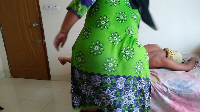 Aria Mia: पाकिस्तानी खूबसूरत विशालकाय महिला सेक्सी 20 साल की लड़की एक ट्रांसजेंडर को घर लाती है और उसे चोदती है