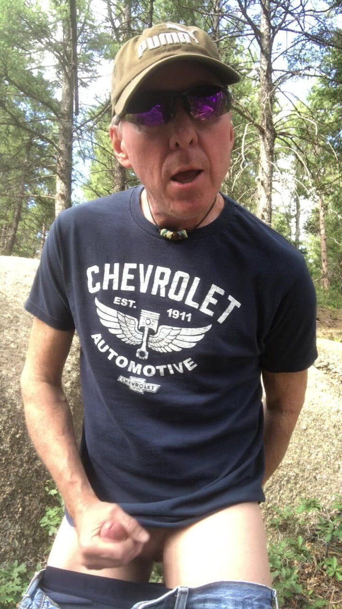 Adam Kaye: La estrella Adam Kaye se masturba en el bosque