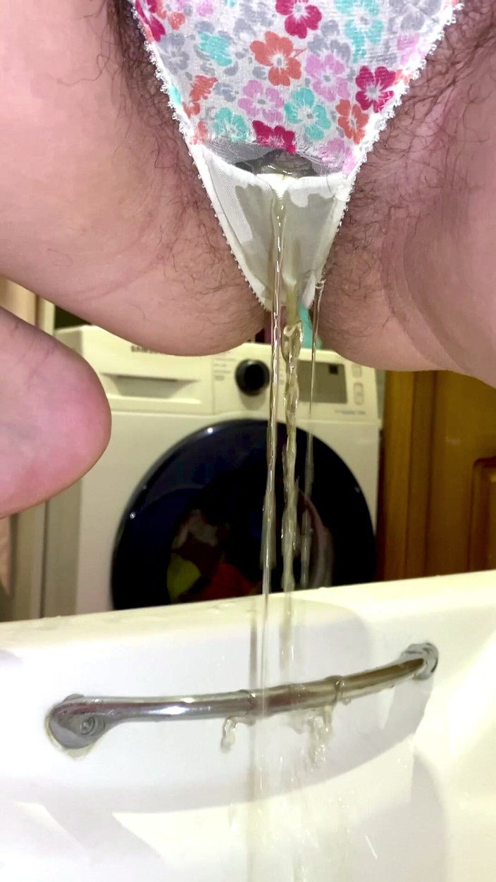 Ms Pee Piss: 팬티를 입고 오줌 싸기