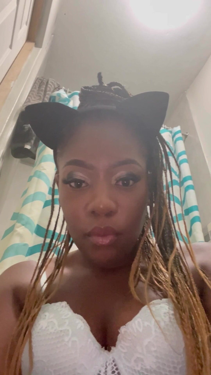 Bubbling_booty: 一个饥渴的热黑人女郎