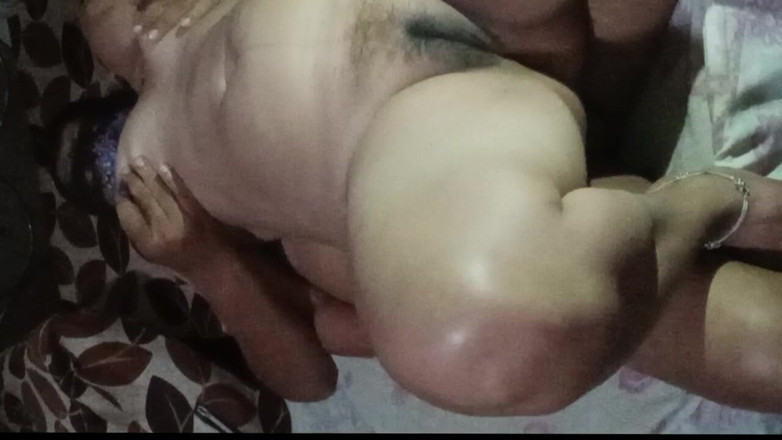 Rangeeli_Mangala: Une bhabhi desi appelle l’ami de son mari pour baiser