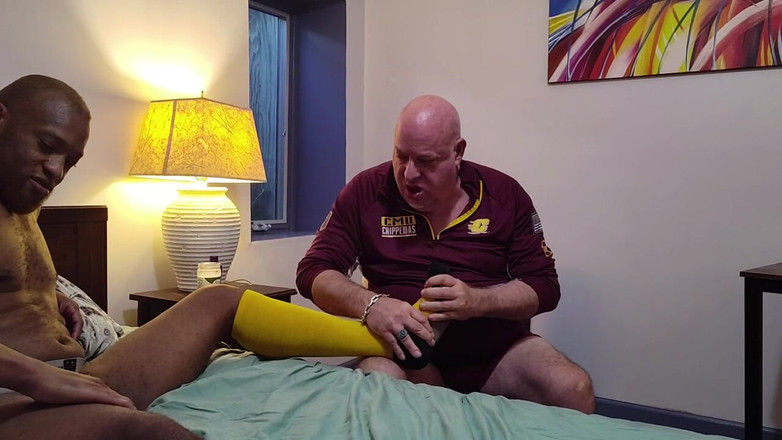 beardaddychub: Pelatih melatih pemainnya untuk pijat kaki dan masih banyak lagi