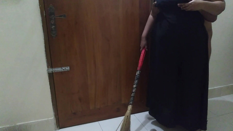 Aria Mia: मोती वाली मुस्लिम nakurni ko jabardast चुदाई हिंदू मालकिन को बीटा