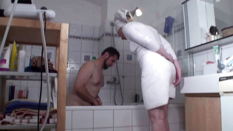Femdom Austria: Joschis mund mit einer seife putzen