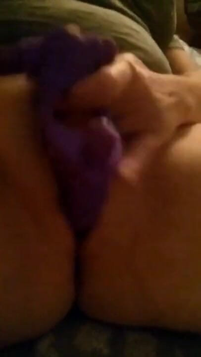 Hotwife0333: 我在老公不在的时候用我的震动棒自慰