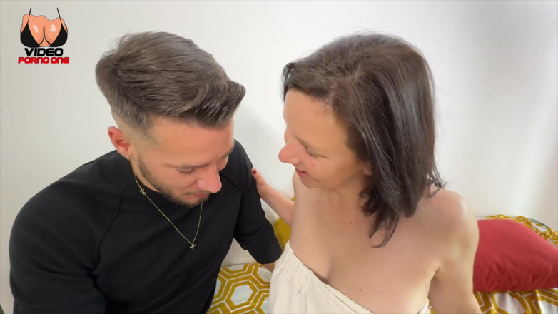 Video Porno One: Мадам отримує свою дупу від незнайомця!