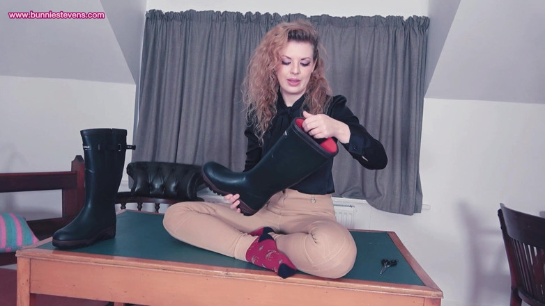 Bunnie Stevens: My New Wellingtons'i deniyorum