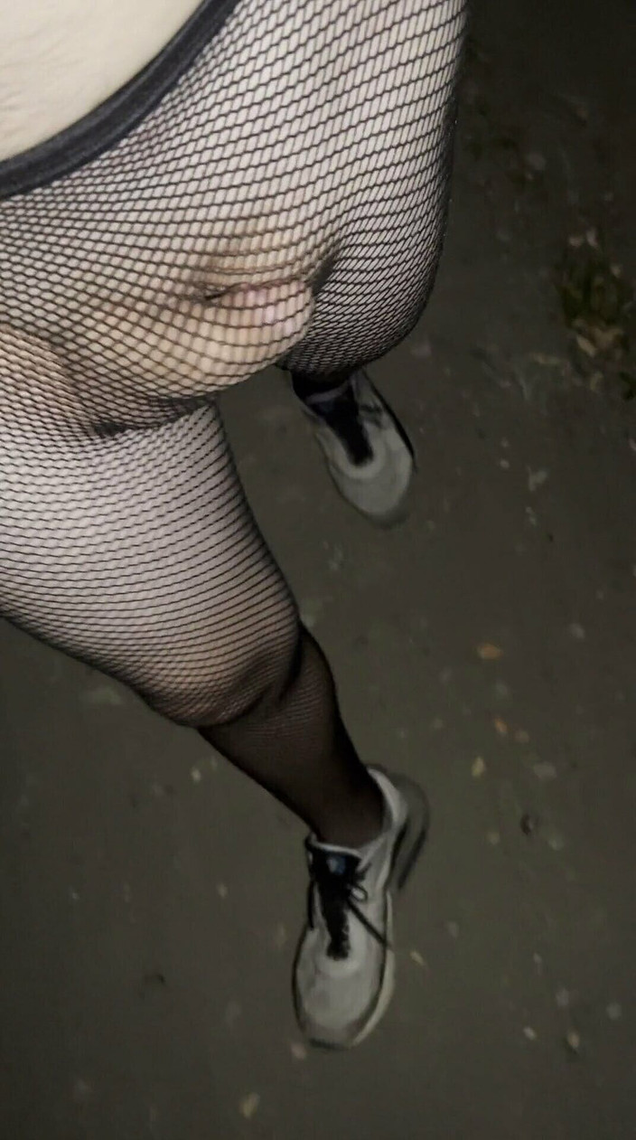 Apomit: 穿着连裤袜的夜晚散步，紧身公路上的年轻男孩不穿裤子 12