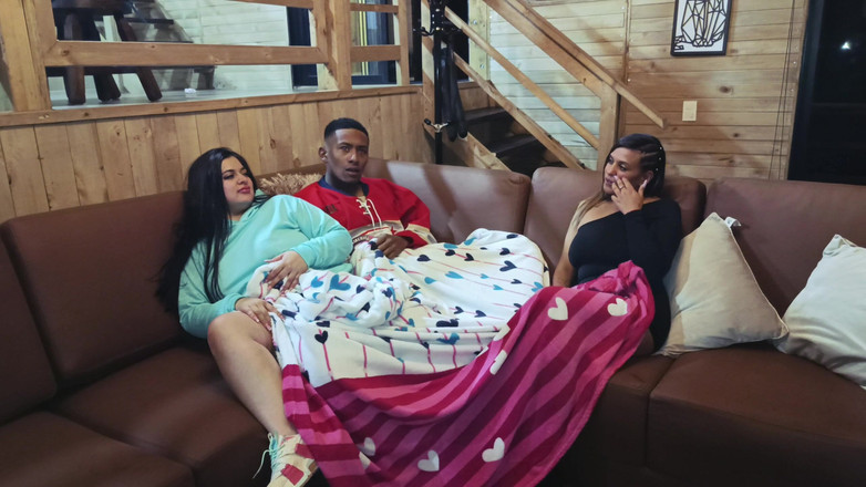 Rioc69: Kamarádka mé ženy nás navštěvuje a šuká ji, zatímco sleduje filmy