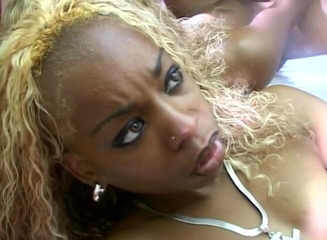 Black Jass: Eboni blonde dengan pepek tetek kecil dijilat dan dikongkek oleh...