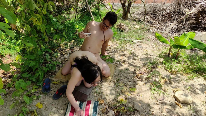 Crisanto999: 私のふしだらな義理のいとこは、私を吸い取るために人里離れた場所に連れて行き、汚い売春婦のように私の精液をすべて出します