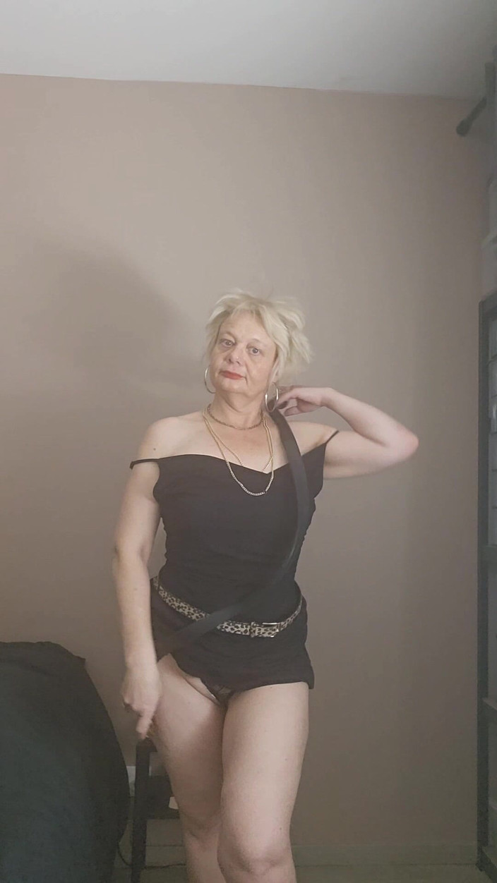 Sofy13: Senin olgun, azin MILF'in büyük penisini bekliyor.