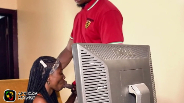 African Xstars: Pompino in ufficio sotto la scrivania - devi scoparmi prima di...