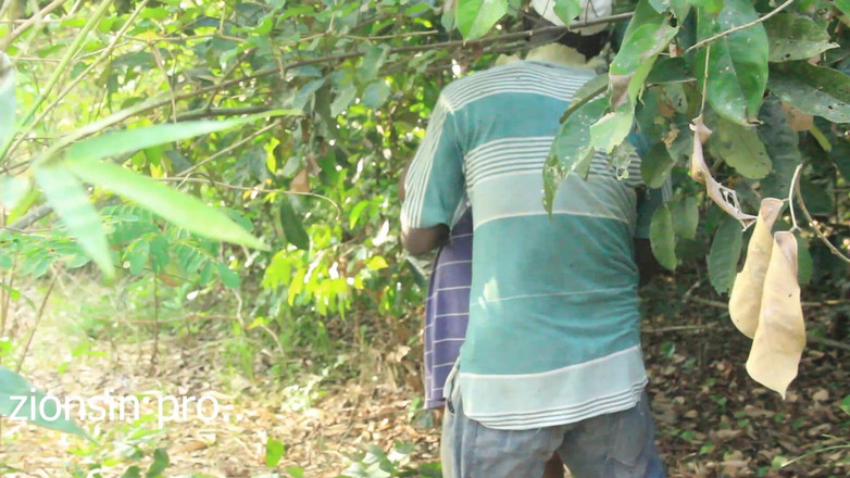 Zion: ラッキーファーマーは彼の農場でこの2つの性交を捕まえ、補償のために黒人の女の子も性交することに決めました