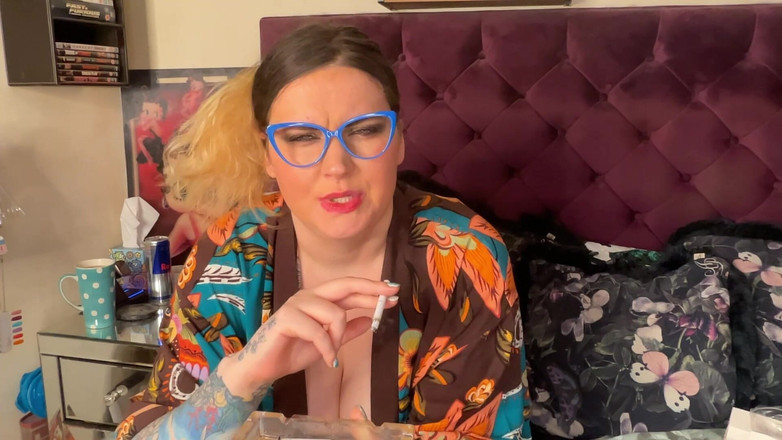 MissFFW: Une pute soulagée fume une cigarette entre des clips