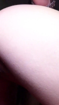 Birkaç adam bukkake grup seks partisi için seksi sıska gençler sipariş ediyor