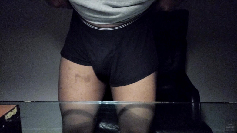 Soft Soleman: 机の上で自分を触る