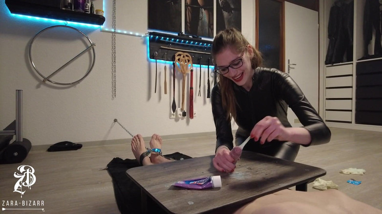 Zara Bizarr: Kontol diolesi pasta gigi dan krimnya meledak